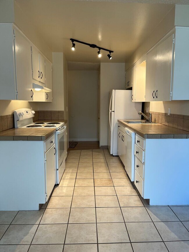 Building Photo - 2 Bed • 1 Bath Downstairs Unit