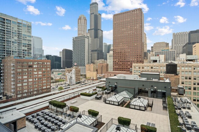 Building Photo - 633 S LaSalle St