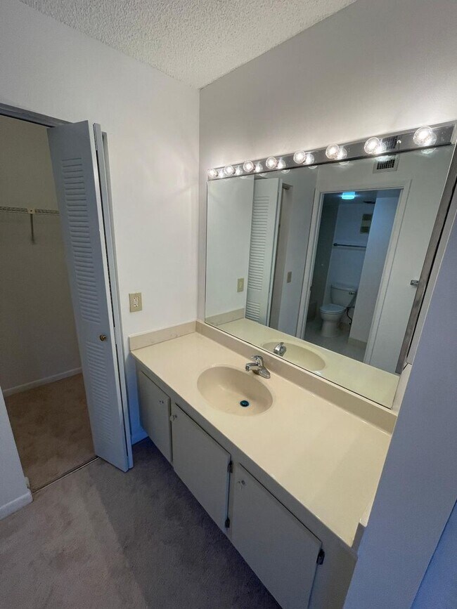 Building Photo - Calusa 403DN