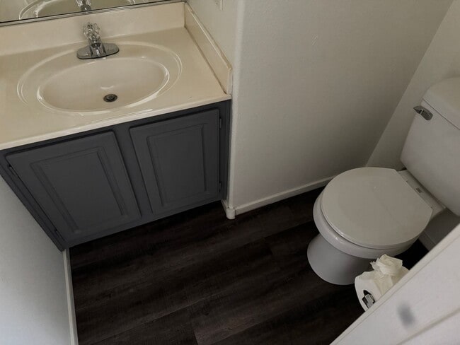 Building Photo - Awesome Three bedroom 2 1/2 townhouse in a gated community