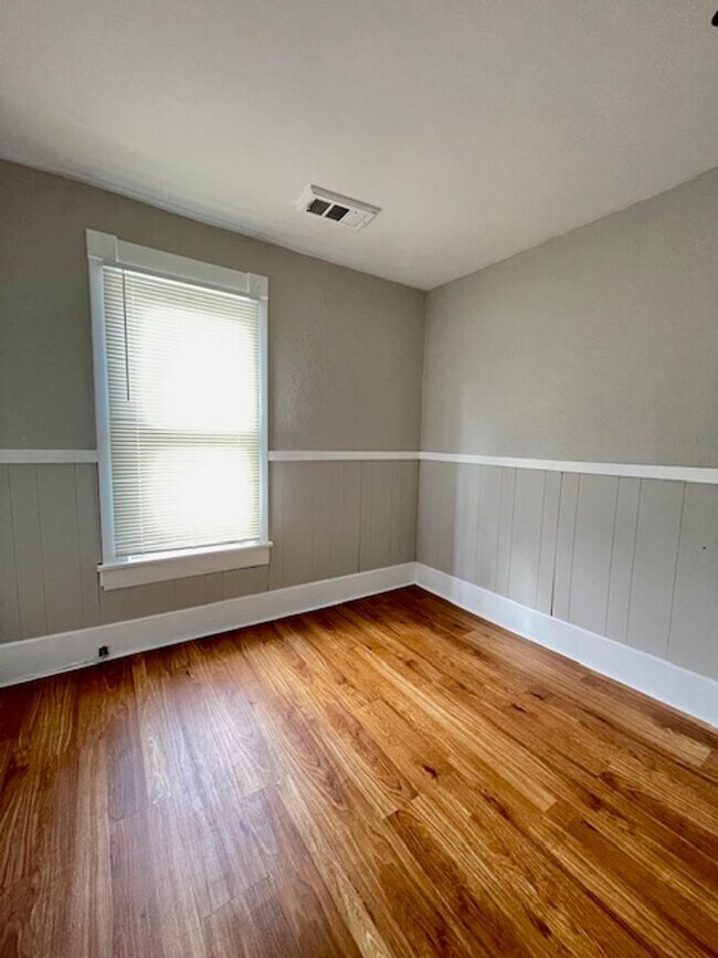 Building Photo - CONVENIENT 1 Bedroom Available!