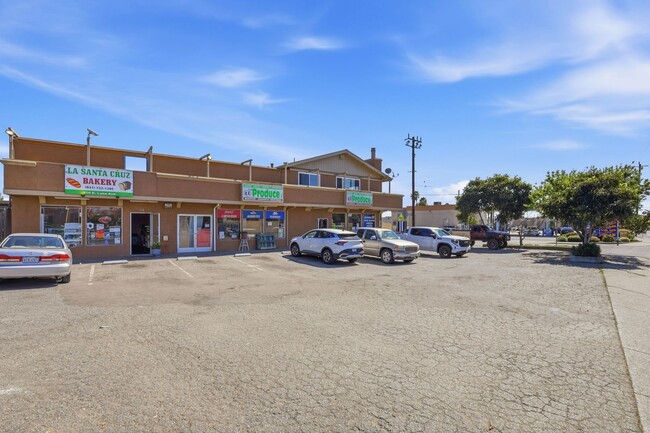 Building Photo - Centrally Located Property!