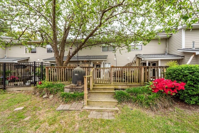 Building Photo - 2 Bedroom, 1.5 Bathroom Townhome in Island Bluff - James Island