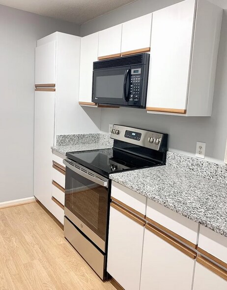 Kitchen - 648 Balfour Rd