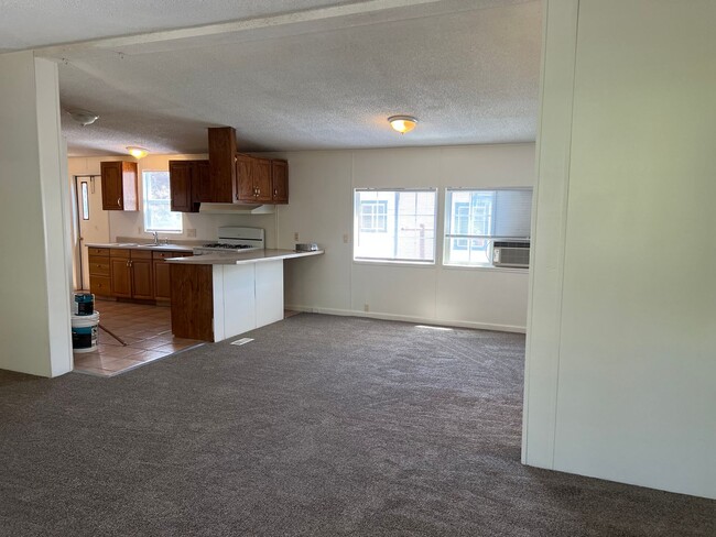 Building Photo - 3 bedroom 2 bath in Hamilton City with fru...