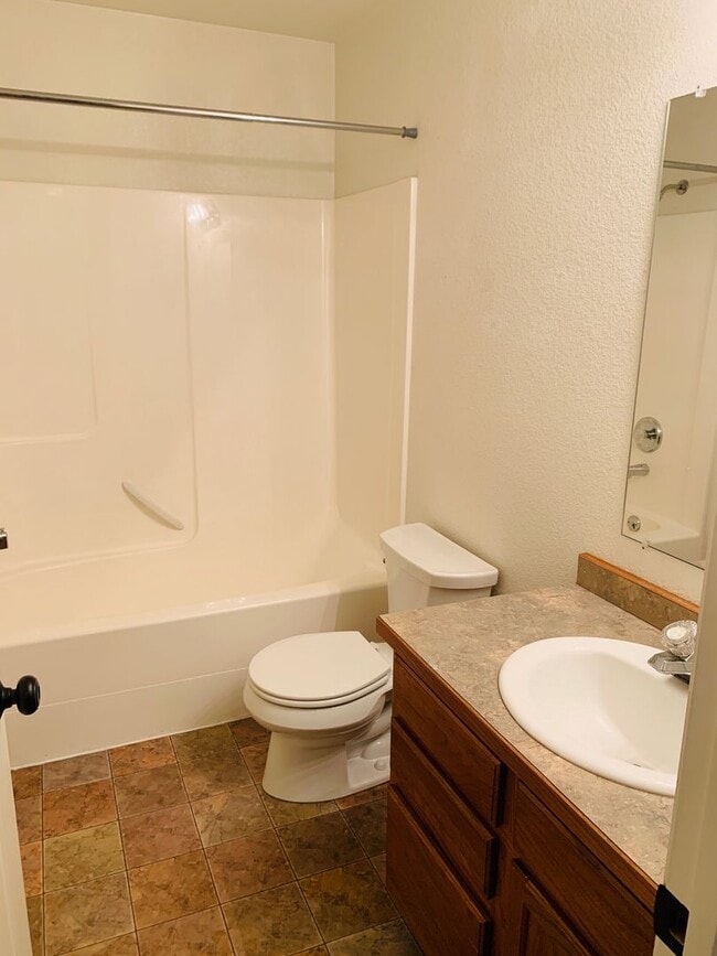 Building Photo - Single Level - 3 Bed - 2 Bath - Pet Friendly
