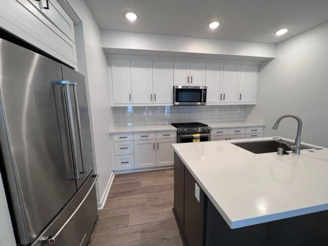 Building Photo - Updated and Luxurious Gorgeous 3 Bedroom T...