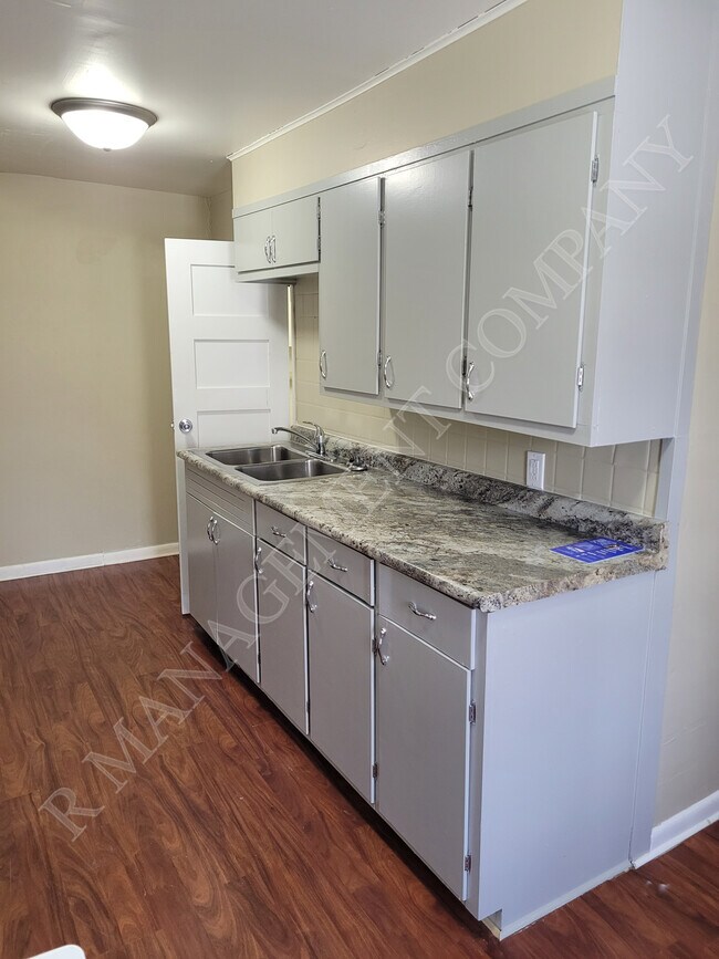 Building Photo - 528 Jackson St