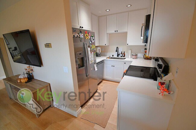 Building Photo - End-Unit Newly Remodeled Townhome in Clair...