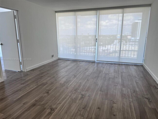 Building Photo - 7601 E Treasure Dr