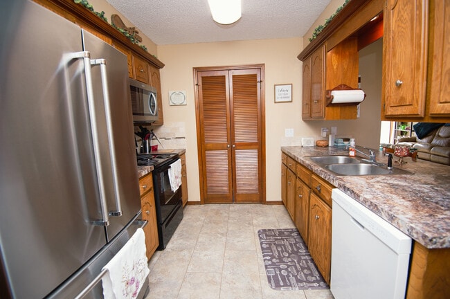 Building Photo - 4901 N Rogers Dr