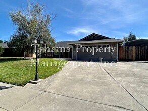 Building Photo - Executive 3 Bederoom 2 Bathroom home with in-ground pool and landscaping service included.