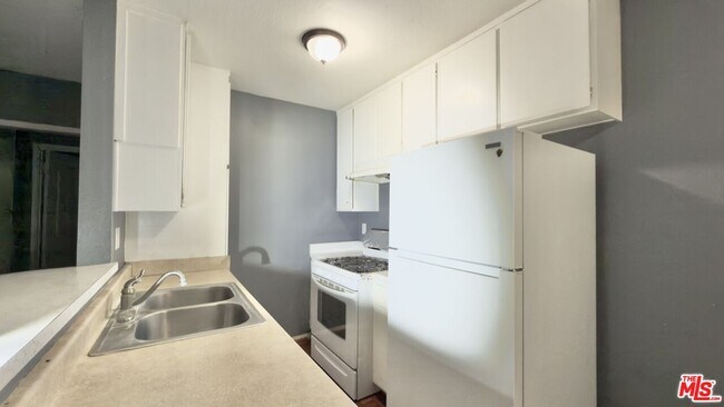 Building Photo - 837 S Ardmore Ave