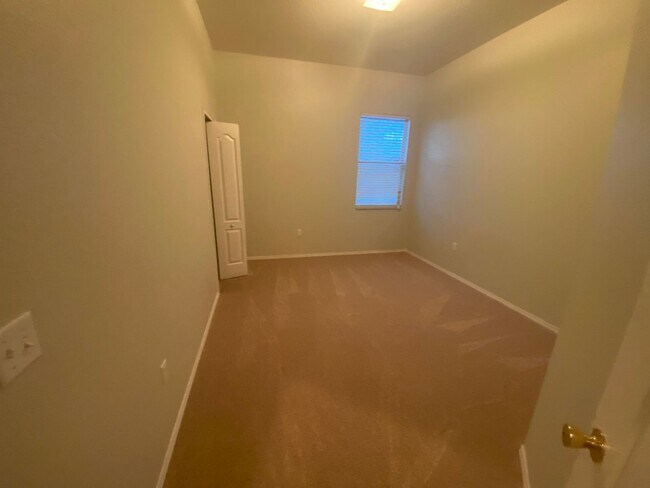 Building Photo - 4 Bedroom 2 Bath home in Winter Haven for RENT!