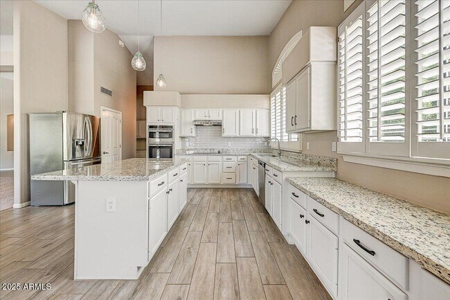 Building Photo - 13383 W Alvarado Dr