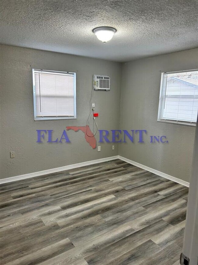 Building Photo - **3/2 lovely home with separate 1/1 In law suite**