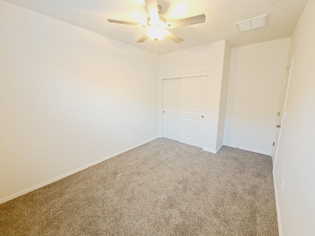 Building Photo - 3 bed 2 bath home in Huning Ranch! Move in Special!