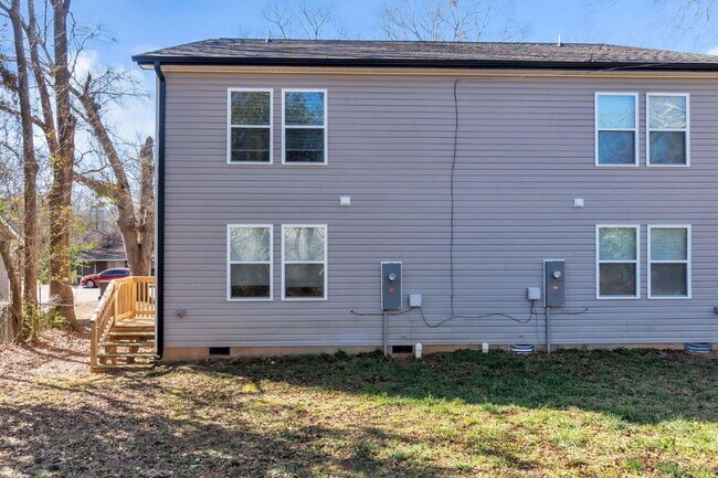 Building Photo - *Amazing Lease Offer* Elegant 3 Bedroom, 2.5 Bathroom Duplex with 1-Car Garage in Woodruff $1750/...