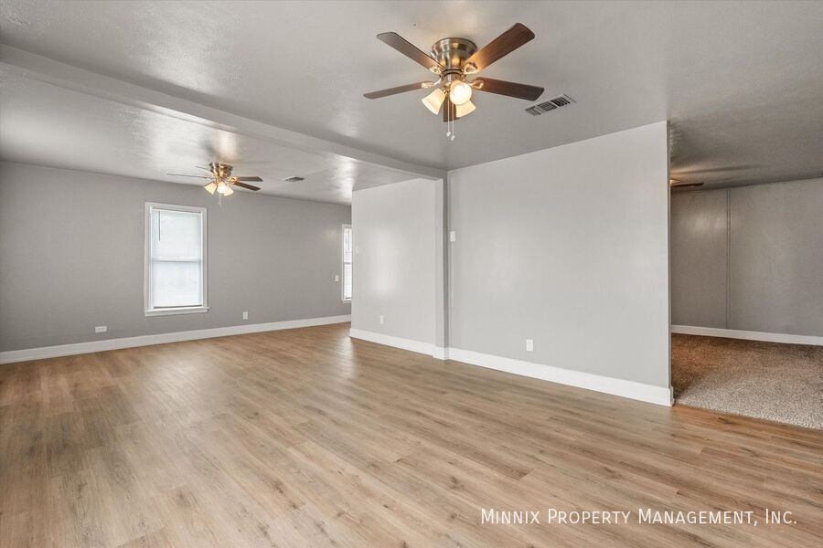 Building Photo - 1302 Ave. E (FS)-1