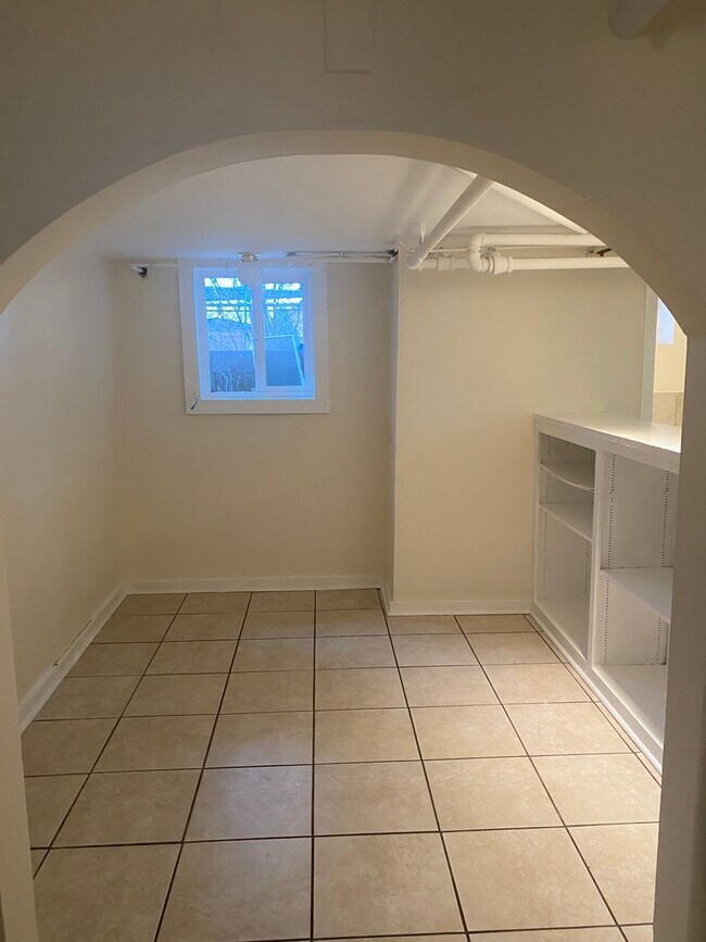 Building Photo - 2 Bed / 1 Bath Garden-Level Apartment – Available Early April!
