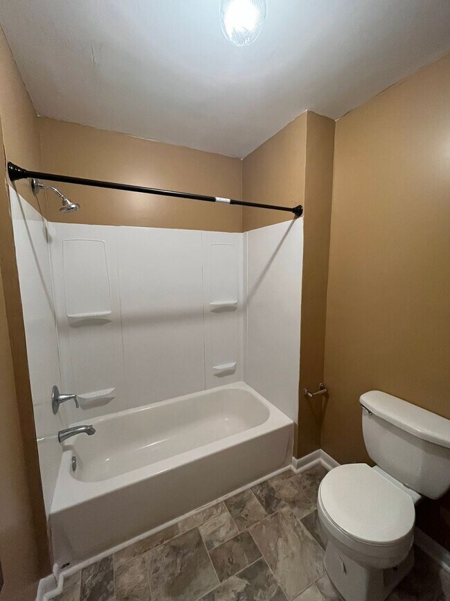 Building Photo - 3 Bedroom + Bonus Room Home in Sunset Park!
