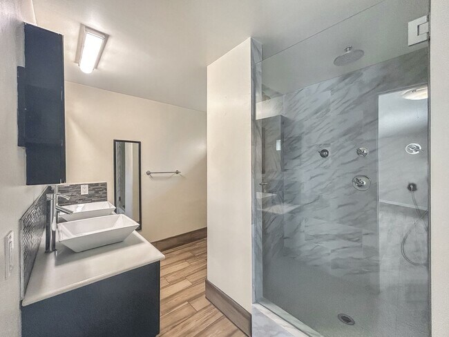 Building Photo - Beautiful 3B/2BA w/ Updated Kitchen and Pool in Clairemont!