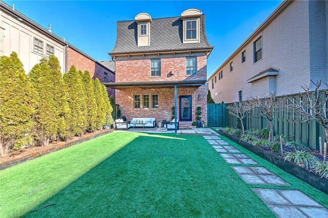 Building Photo - 242 SW D St