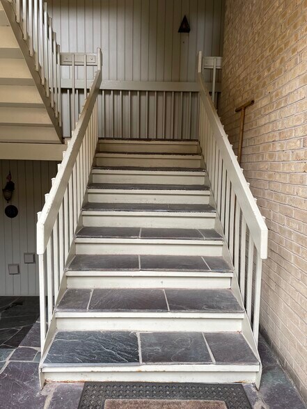 second floor unit - 5260 Crossbow Cir