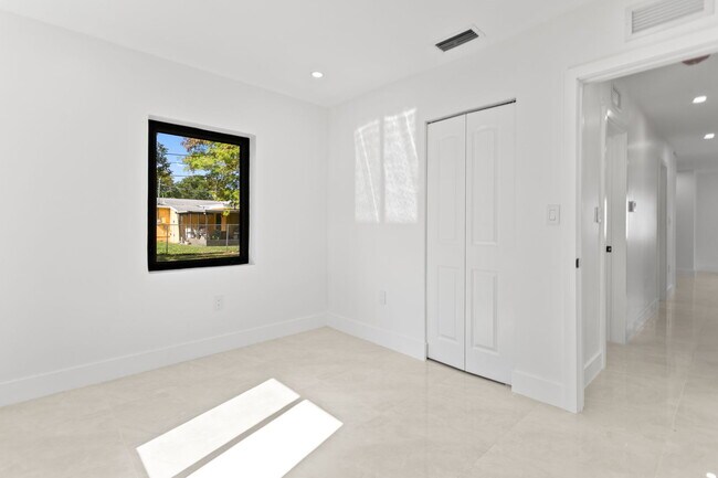 Building Photo - 15920 NW 17th Ave