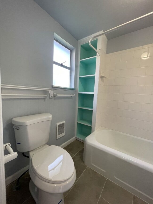 Building Photo - 3Bd/2Ba Shoreline House