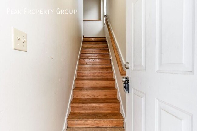 Building Photo - 1369-1371 Summit Street-1371 Summit Street