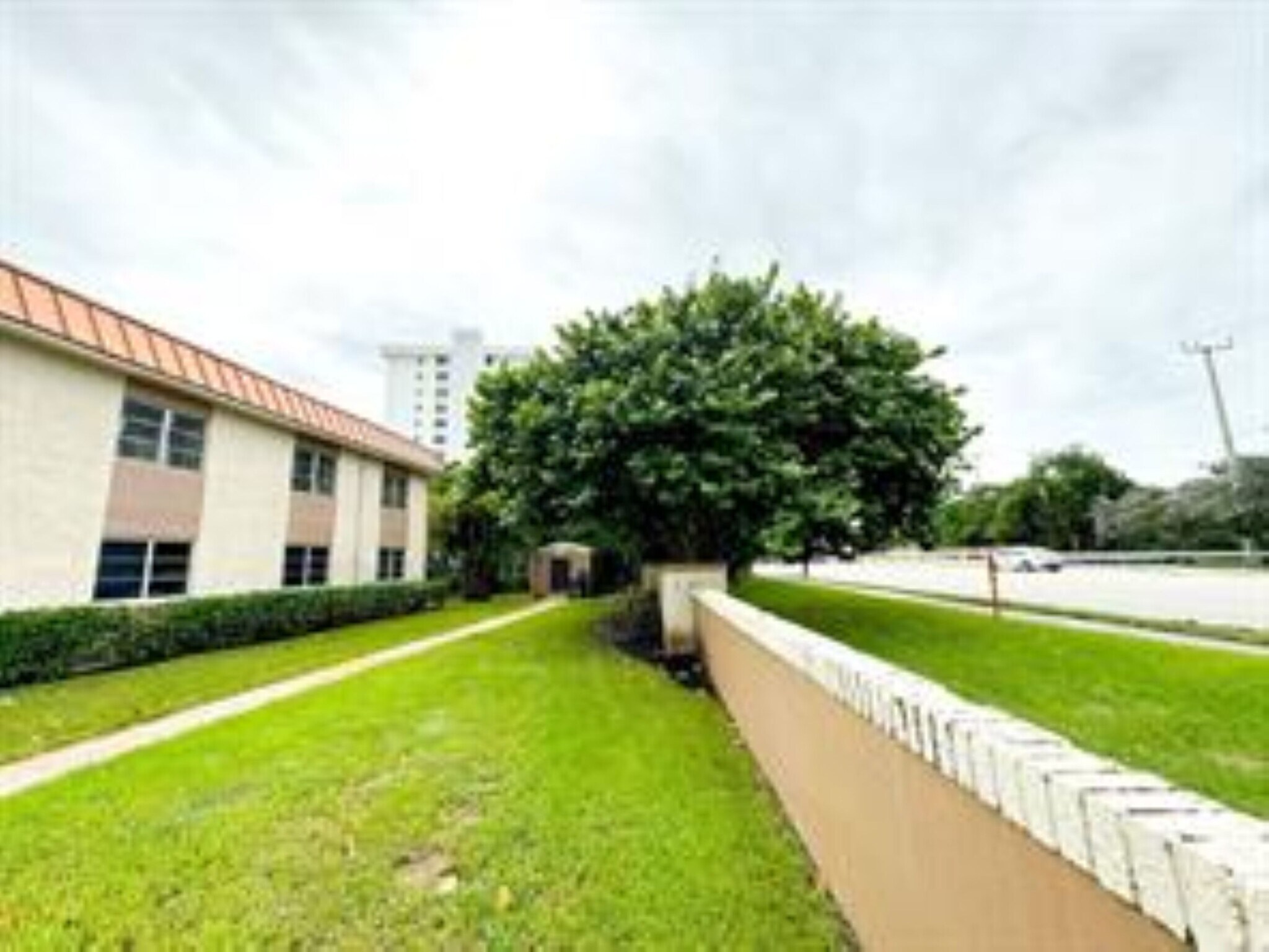 Building Photo - 124 NE 19th Ct