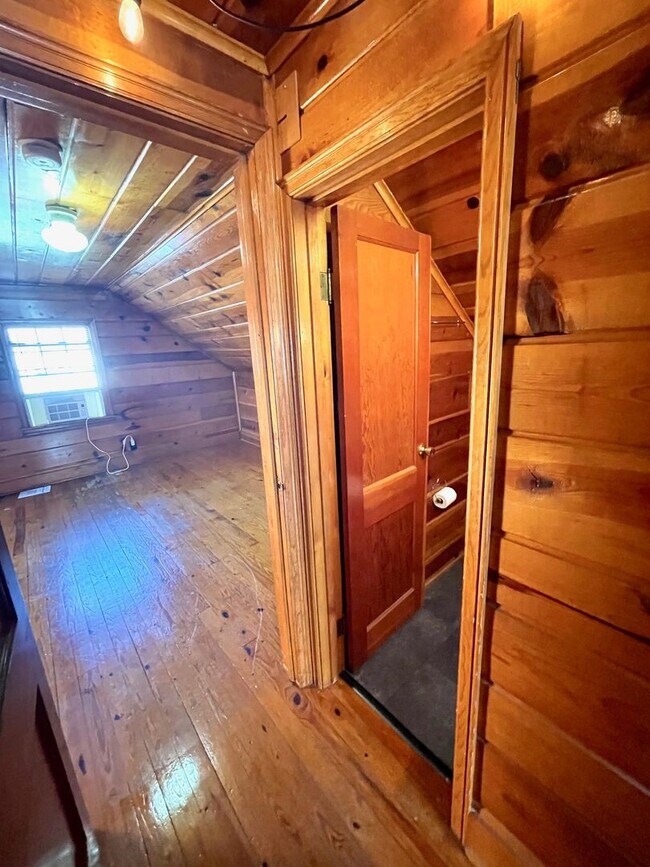 Building Photo - Very Unique 5 Bedroom Home on Large Lot