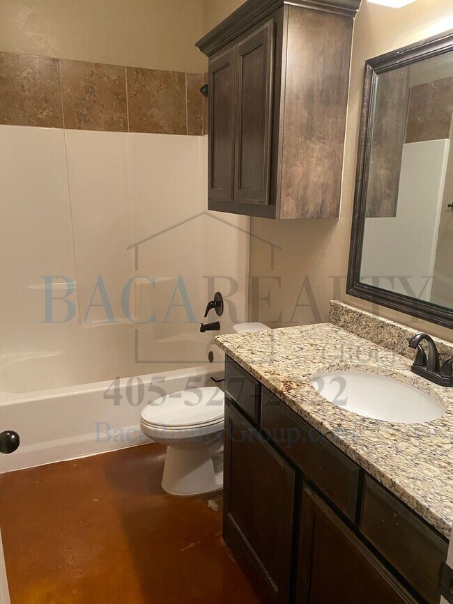 Building Photo - 3br 2ba duplex with 2 car garage!