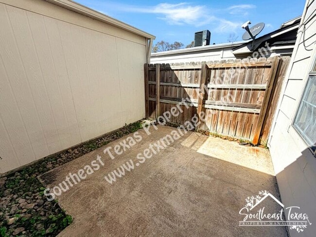 Building Photo - 6630 Lexington Dr