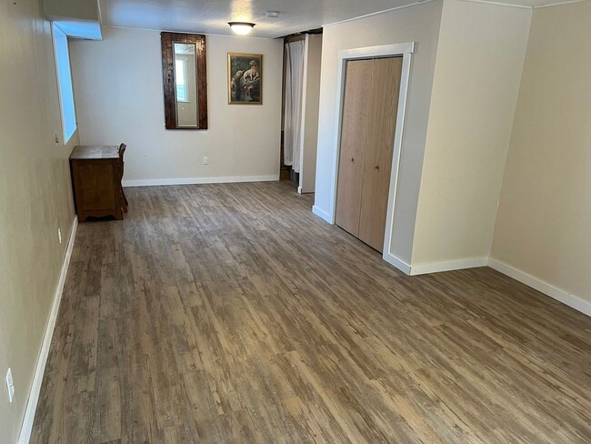 Building Photo - Great family home next door to Edwards Elementary in west Ames-4 bedroom 3 1/2 baths, 2 car garag...