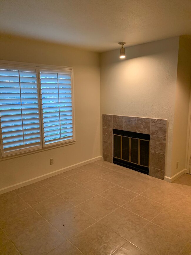 Building Photo - Cute 2 bedroom, 2.5 bath townhome in Folsom.