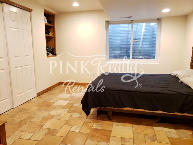 Building Photo - Gorgeous 5 Bedroom Home in D20!
