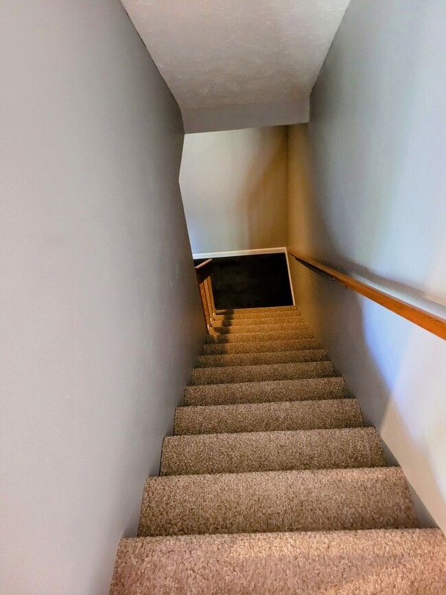 Building Photo - 4 bedroom Townhouse on Bloomington's South Side; Located in The Woodlands!