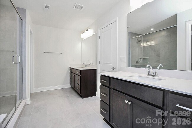 Building Photo - 6029 Mariemont Cir