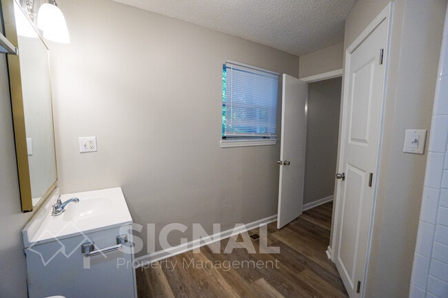 Building Photo - 1312 Winola Ln