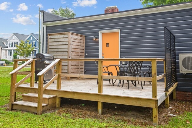 Building Photo - Modern Furnished Cottage Located Downtown!