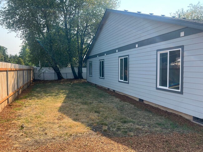 Building Photo - 724 SE 135th Ct