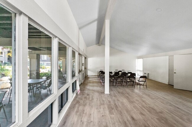 Building Photo - Remodeled Irvine Lakes Townhouse