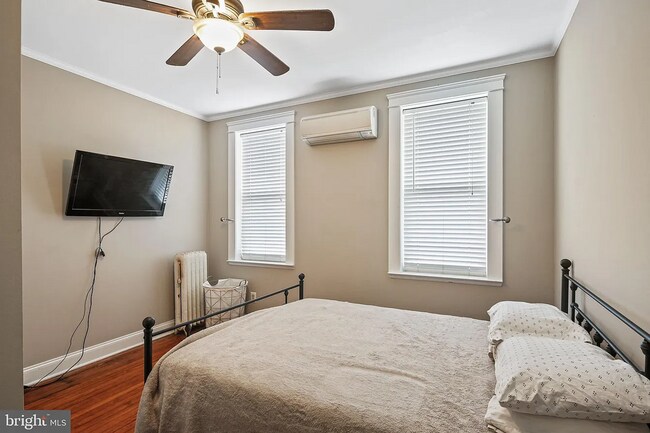 Building Photo - Gorgeous end-unit row home available for r...