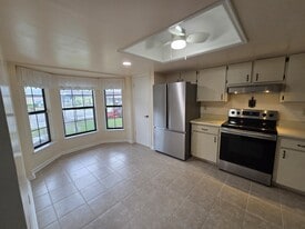 Breathtaking bay window and eat-in kitchen - 35086 Whispering Oaks Blvd