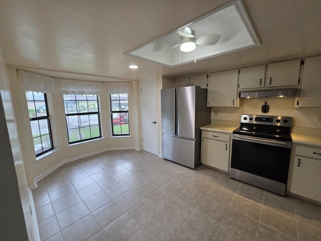 Breathtaking bay window and eat-in kitchen - 35086 Whispering Oaks Blvd