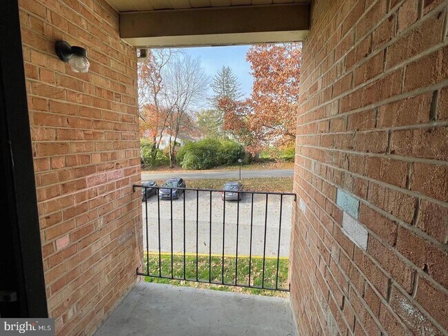 Building Photo - 3017 Valley Dr