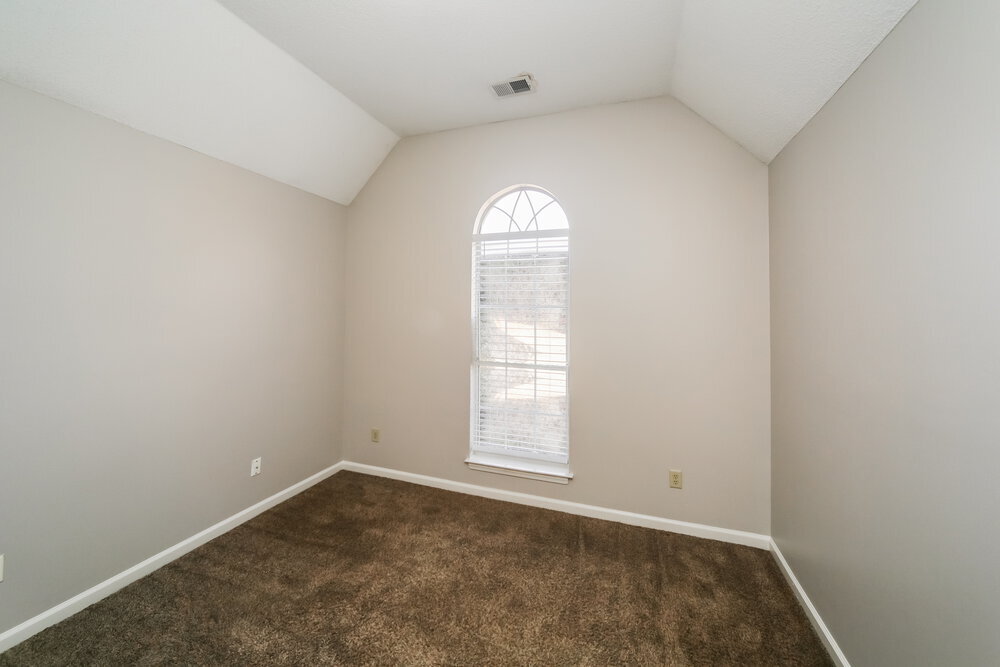 Building Photo - 165 Garden View Dr