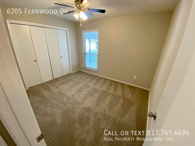 Building Photo - 6205 Fernwood Dr